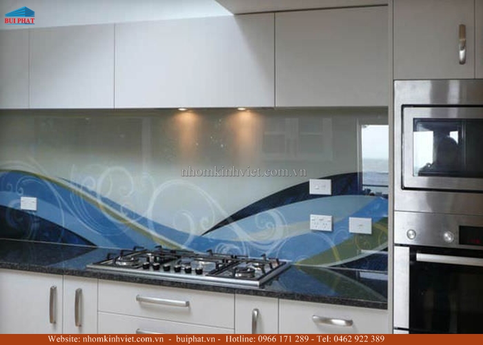 Kính màu ốp bếp hoa văn đẹp